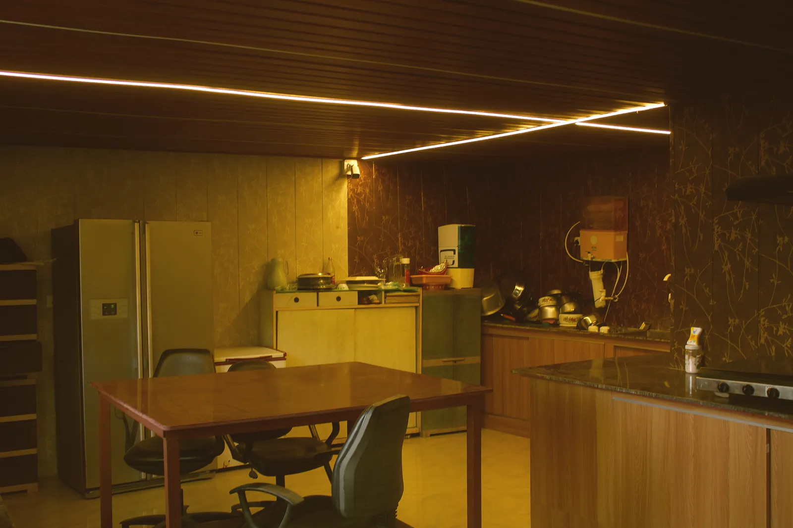 The farmhouse kitchen and a wooden dining table under a wooden ceiling at Raj Organic Farm